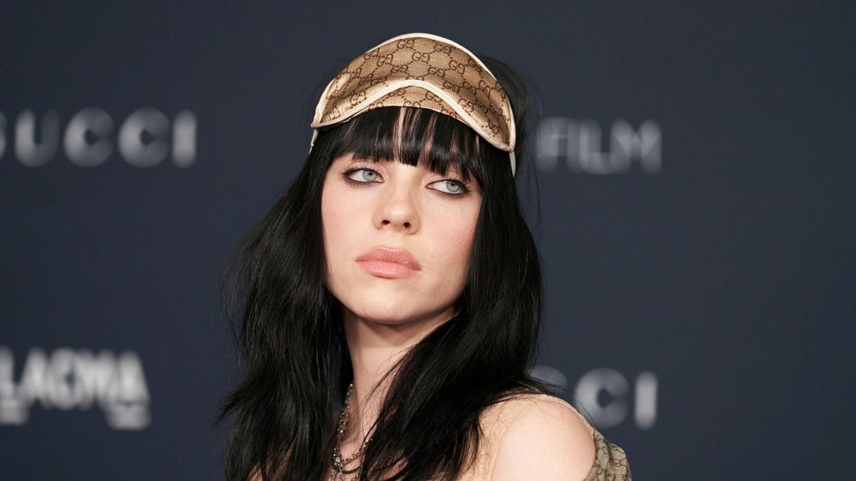 PopCrave's tweet photo. A masked intruder has been arrested at Billie Eilish’s family home in Los Angeles. 

🔗: https://t.co/92y5Jv3EM5 https://t.co/tUIH4lsH7H