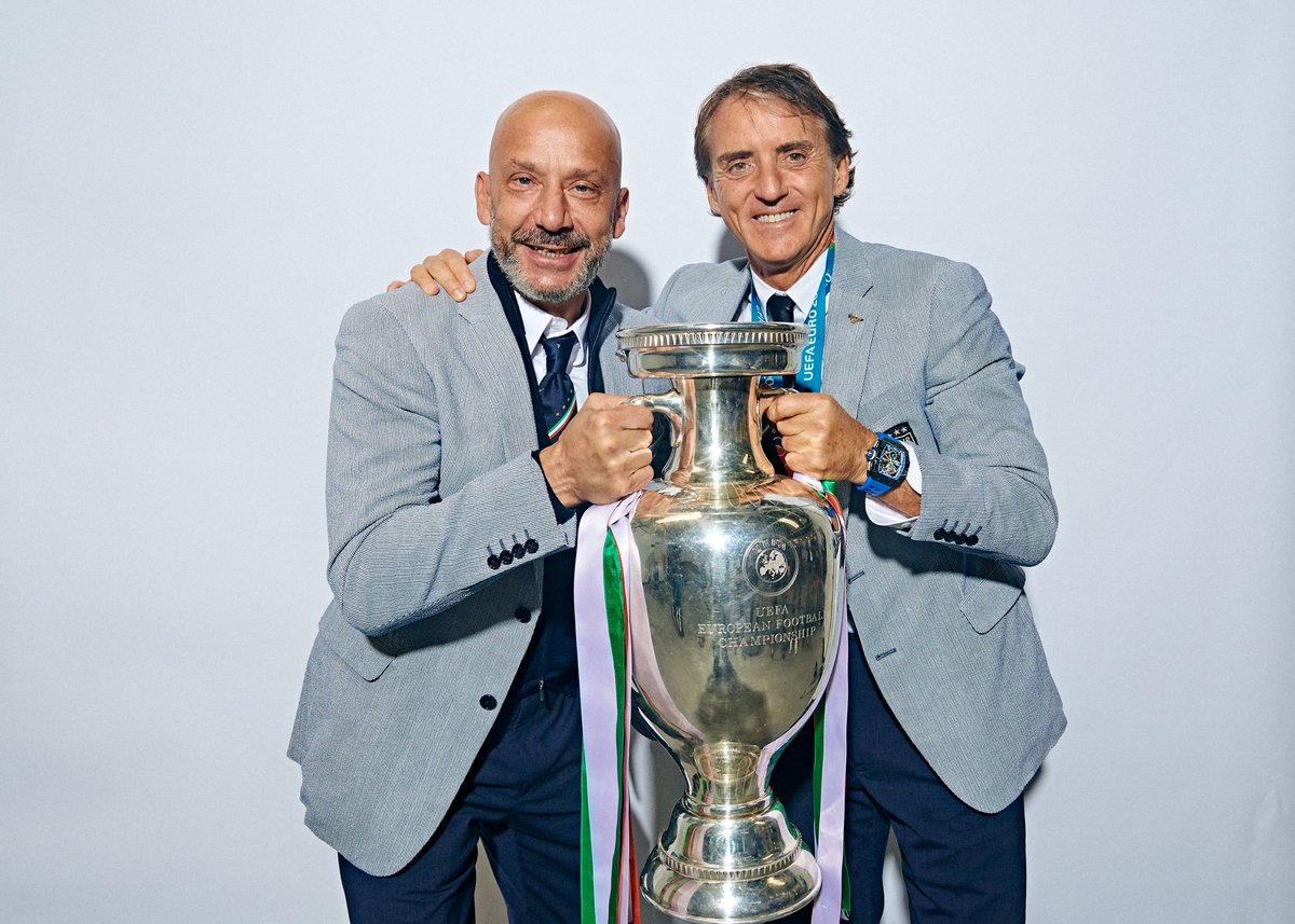 infoAzzurri's tweet photo. Setelah ditinggal Sinisa,
Roberto Mancini harus kembali ditinggal sahabatnya.

Mancini yang request untuk Gianluca Vialli ada di gli azzurri menemaninya bekerja.

Selamat Jalan Luca.. 🙏🏻🇮🇹 https://t.co/y7eFQPBwvg