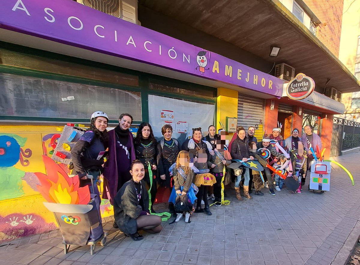 amejhor's tweet photo. Lo pasamos genial en nuestro primer pasacalles. Nuestras familias lo dieron todo al ritmo de @sambaleza y nuestros niños y niñas disfrutaron mucho tirando caramelos en su barrio. https://t.co/yR52OA3mzK