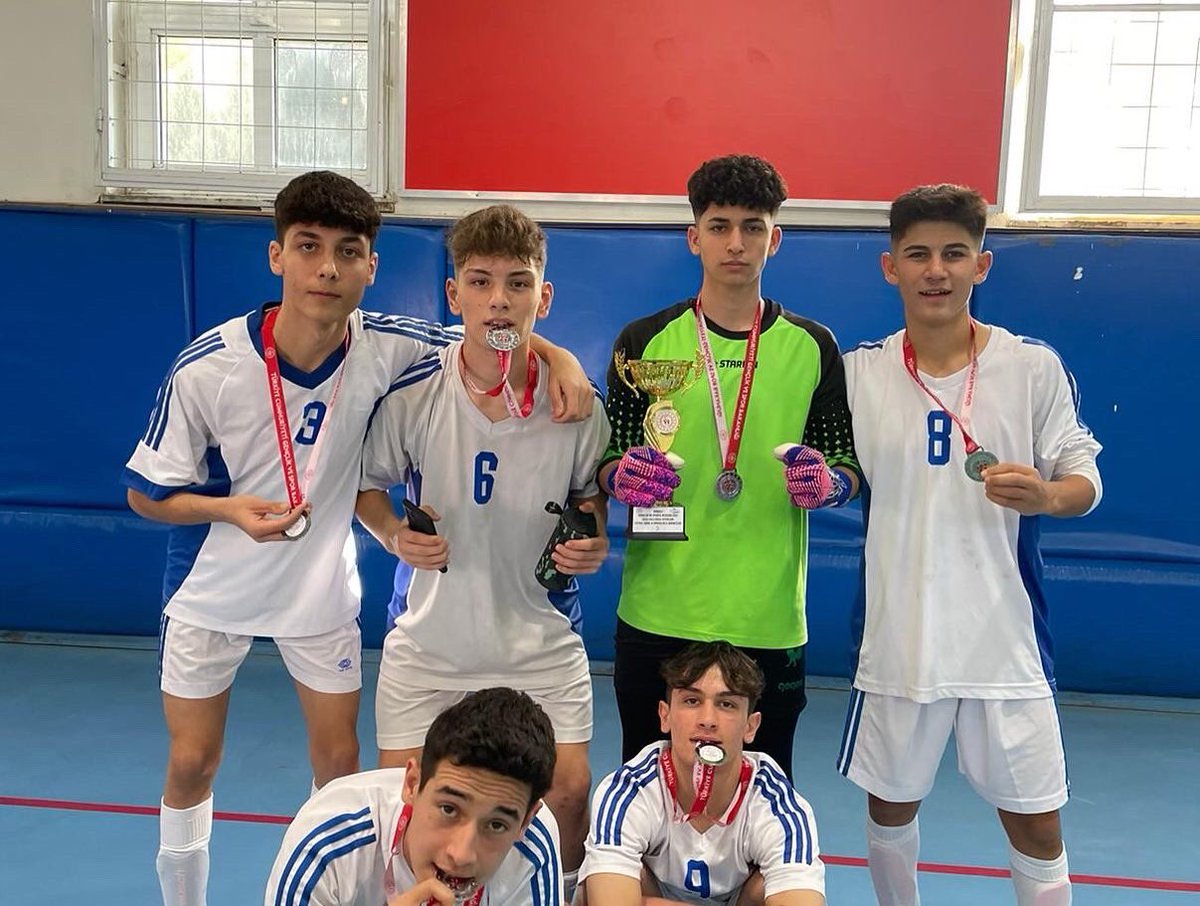 AnafartalAl's tweet photo. Gençlik ve Spor İl Müdürlüğü’nün düzenlemiş olduğu okullar arası futsal turnuvasında okulumuz futsal takımı il 2. si olmuştur. 🥈👏🏻👏🏻Öğrencilerimizi ve emeği geçen öğretmenlerimizi tebrik eder bölge turnuvalarında başarılar dileriz. @ekicis20 @mhtcimen @gokmen_mengutay https://t.co/j5oHdjUv9p