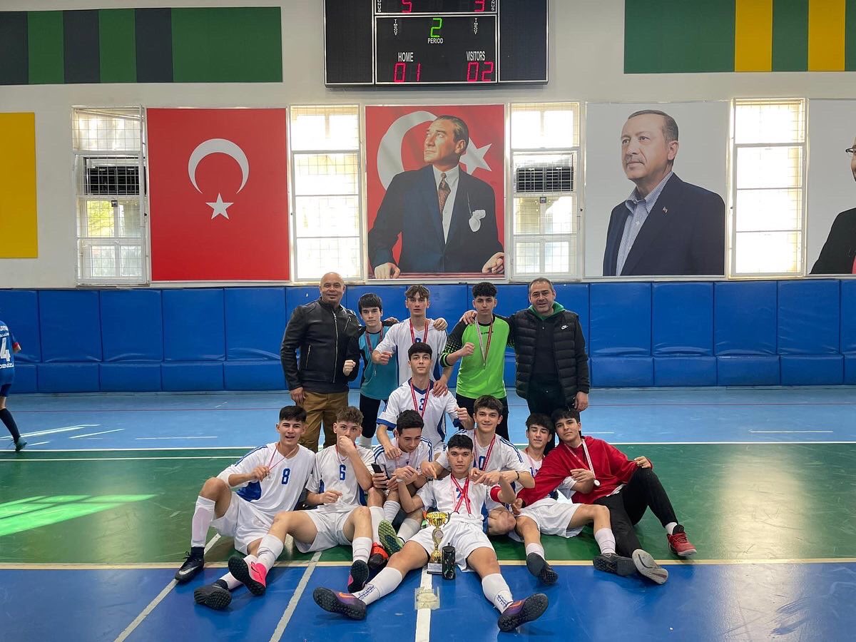 AnafartalAl's tweet photo. Gençlik ve Spor İl Müdürlüğü’nün düzenlemiş olduğu okullar arası futsal turnuvasında okulumuz futsal takımı il 2. si olmuştur. 🥈👏🏻👏🏻Öğrencilerimizi ve emeği geçen öğretmenlerimizi tebrik eder bölge turnuvalarında başarılar dileriz. @ekicis20 @mhtcimen @gokmen_mengutay https://t.co/j5oHdjUv9p