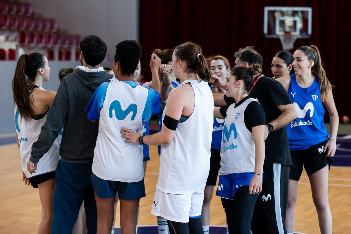 EstuCantera's tweet photo. El 5 de enero las juniors entrenaron antes que los LEBs en la Caja Mágica... 

Nuestro reportero gráfico se las encontró por sorpresa.

¡Vaya entrenamiento divertido!

Y MUY competitivo. 

Con un árbitro, @luis_narro, MUY "tramposo".

Aquí, las fotos: https://t.co/8Y4L3Beotc https://t.co/32UCfd2Xjg