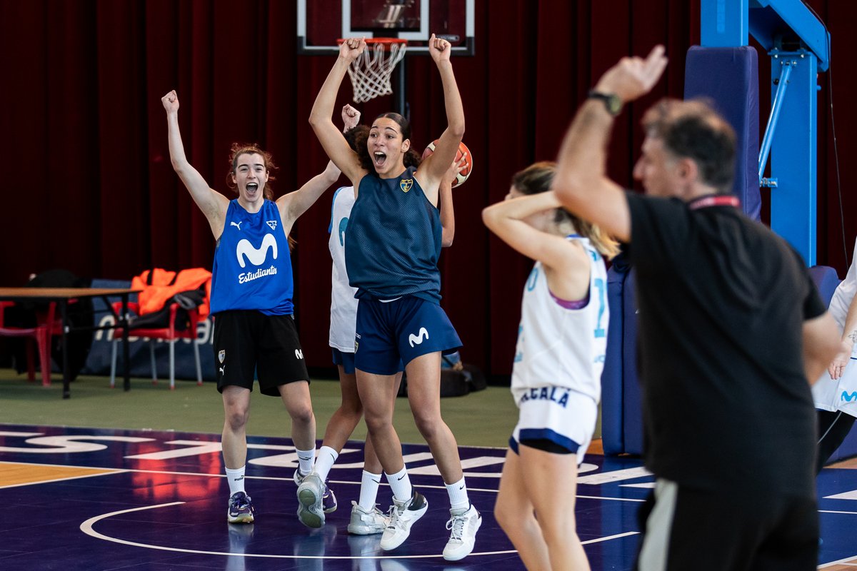 EstuCantera's tweet photo. El 5 de enero las juniors entrenaron antes que los LEBs en la Caja Mágica... 

Nuestro reportero gráfico se las encontró por sorpresa.

¡Vaya entrenamiento divertido!

Y MUY competitivo. 

Con un árbitro, @luis_narro, MUY "tramposo".

Aquí, las fotos: https://t.co/8Y4L3Beotc https://t.co/32UCfd2Xjg