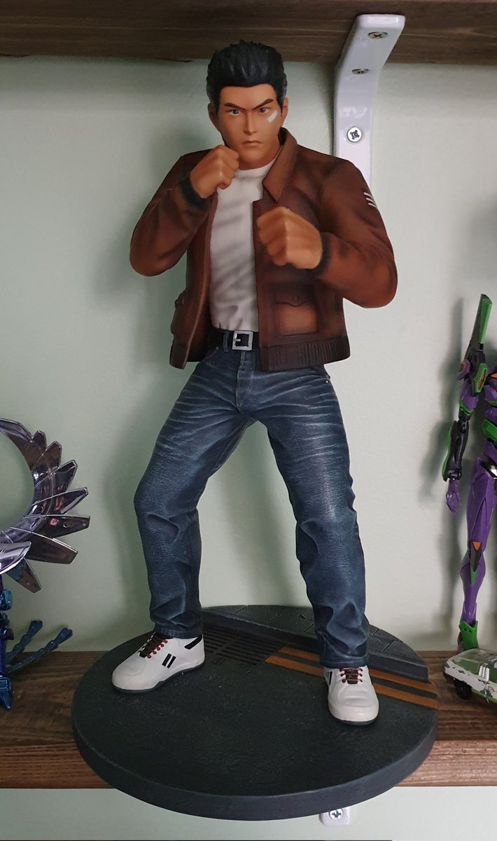 thomaspointnet's tweet photo. Il y a des jeux cultes, des chefs-d'œuvre, mais peu sont les 2 à la fois...
Enfin sur mon étagère!
 #sega #shenmue https://t.co/DL6KsOlso6