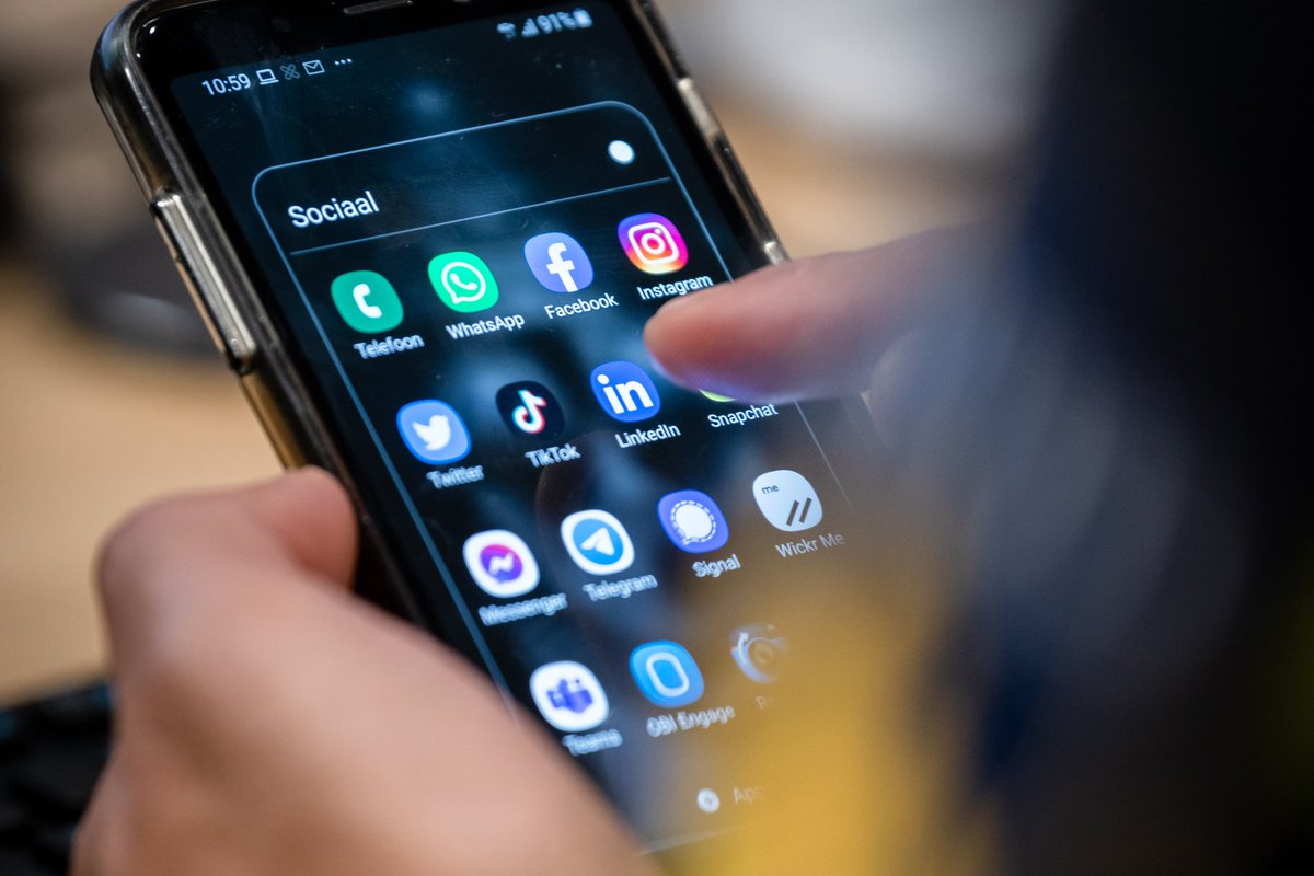 ZedenNoordNL's tweet photo. Ook zedenrechercheurs hebben kinderen die op sociale media zitten/willen. Een van onze rechercheurs heeft er een blog over geschreven. Je vindt deze op onze facebook pagina: Zeden Noord Nederland #blog #socialmedia #worsteling #ouders https://t.co/MkqAJxLy6s