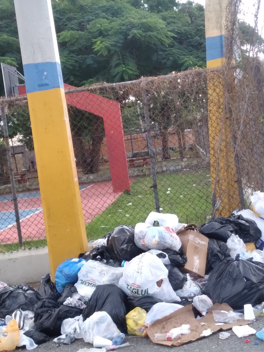 Señores, la recogida de los desechos sólidos en Sto Dgo Este está muy deficiente, ése es uno de tantos basureros improvisados por la gente precisamente frente a una cancha deportiva en Calle El Portal de Bello Campo.