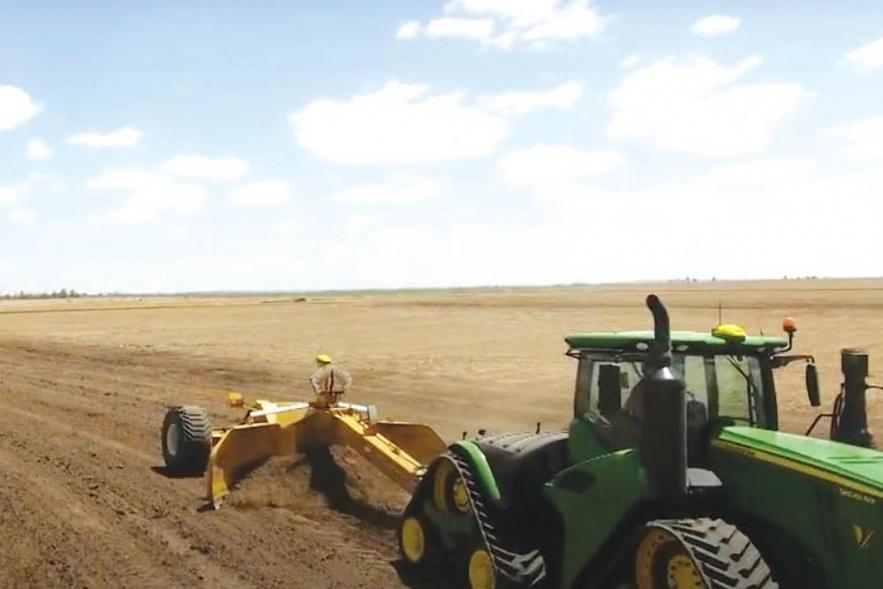 FarmShow's tweet photo. Bridgeview Mfg. pull-type dozer blades can dig ponds, bury rocks, cover brush piles, and level and shape fields with a high horsepower tractor, eliminating the need for a big Caterpillar or other dozer. #dozer #blades #pulldozer https://t.co/Rql17Luslp https://t.co/Mg92kHMrm8