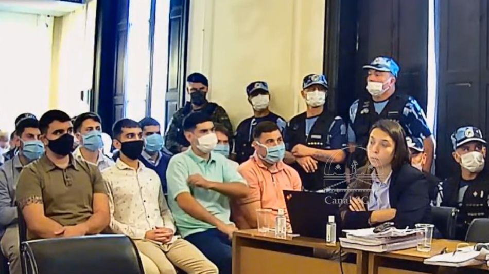 mauroszeta's tweet photo. 🚨 AHORA 
JUICIO POR EL CRIMEN DE FERNANDO DÍA 5

"FESTEJARON DESPUÉS DE MATAR"
- "Los escuché: se venían riendo y festejando. Estaban contentos. ‘Uno decía, 'le rompí toda la jeta’
- Esto declaró  Andrea Ranno, la dueña del hostel dónde se alojaban los rugbiers https://t.co/AZ9CqnuOzt
