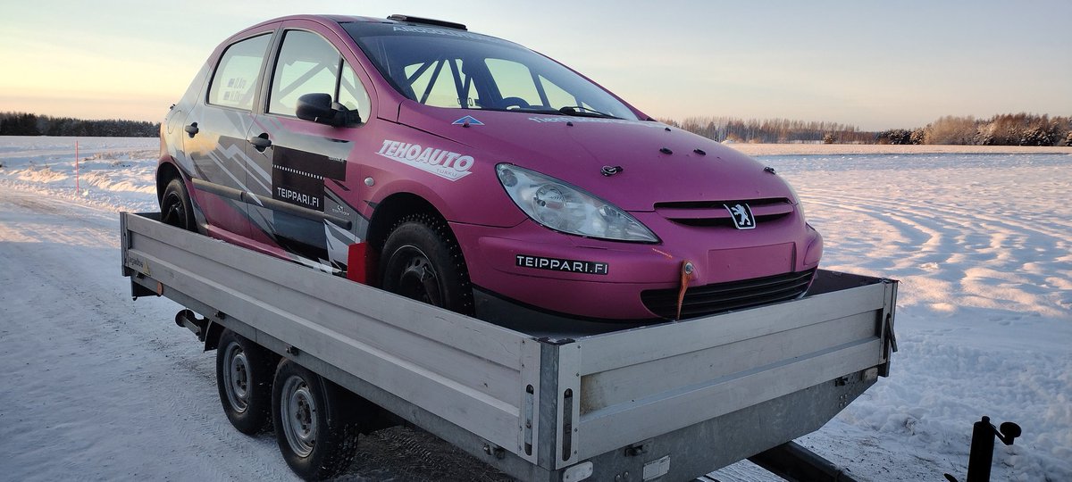 TumpeloRally's tweet photo. Tarttis varmaan Volvoa ruveta tosissaan rakentamaan... 🤔 #myyty #v1600 #ralli https://t.co/fX71icfuRx
