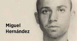 Las abarcas desiertas, Miguel Hernández

Por el cinco de enero,
cada enero ponía
mi calzado cabrero
a la ventana fría.
 
Y encontraban los días,
que derriban las puertas,
mis abarcas vacías,
mis abarcas desiertas.