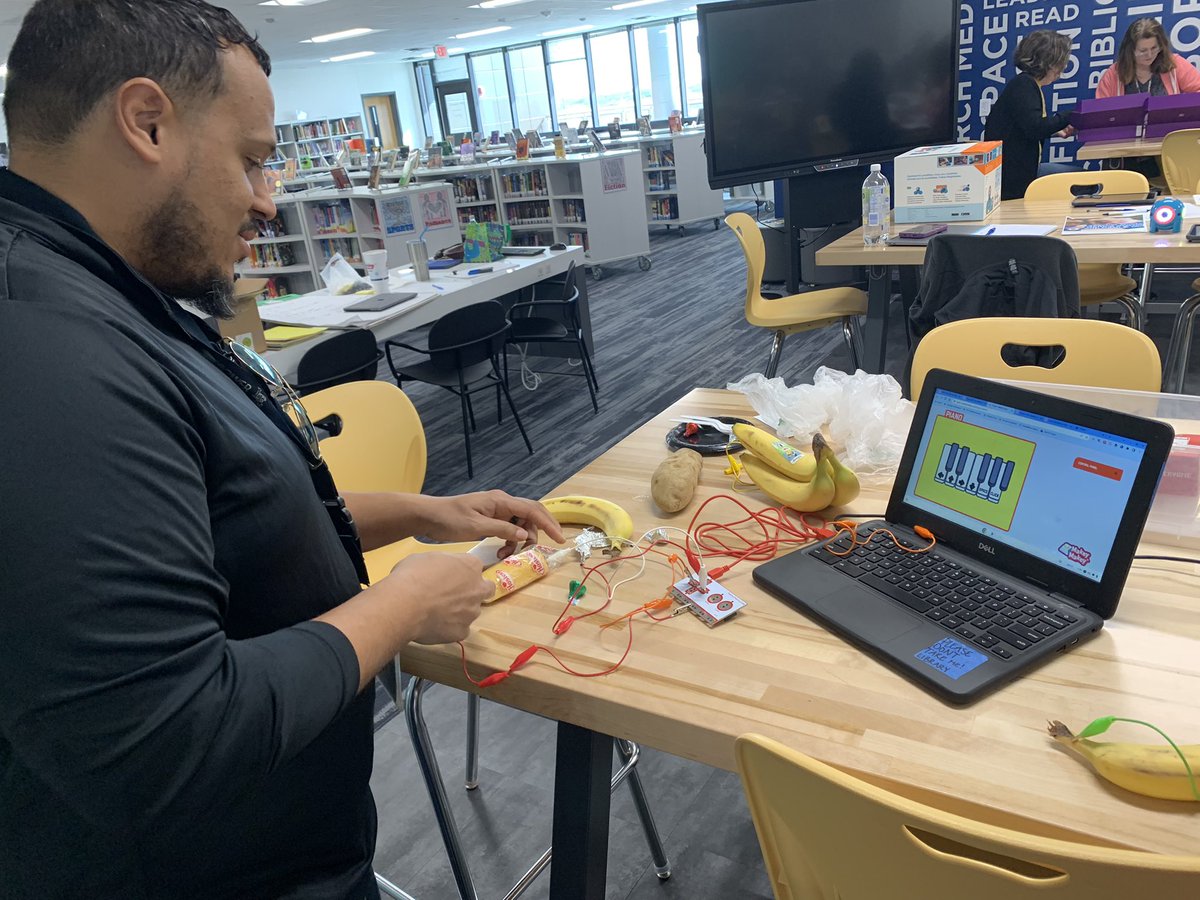 jwisemantech's tweet image. Tuesday was a great day of learning with @leisd elementary librarians &amp;amp; ITAs! Lots of fun exploring the tools in our Makerspaces &amp;amp; planning how to use them for learning!