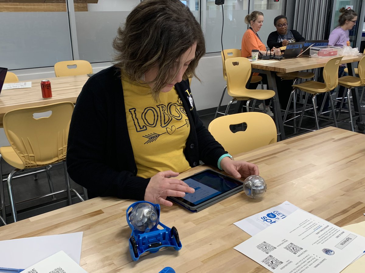 jwisemantech's tweet image. Tuesday was a great day of learning with @leisd elementary librarians &amp;amp; ITAs! Lots of fun exploring the tools in our Makerspaces &amp;amp; planning how to use them for learning!