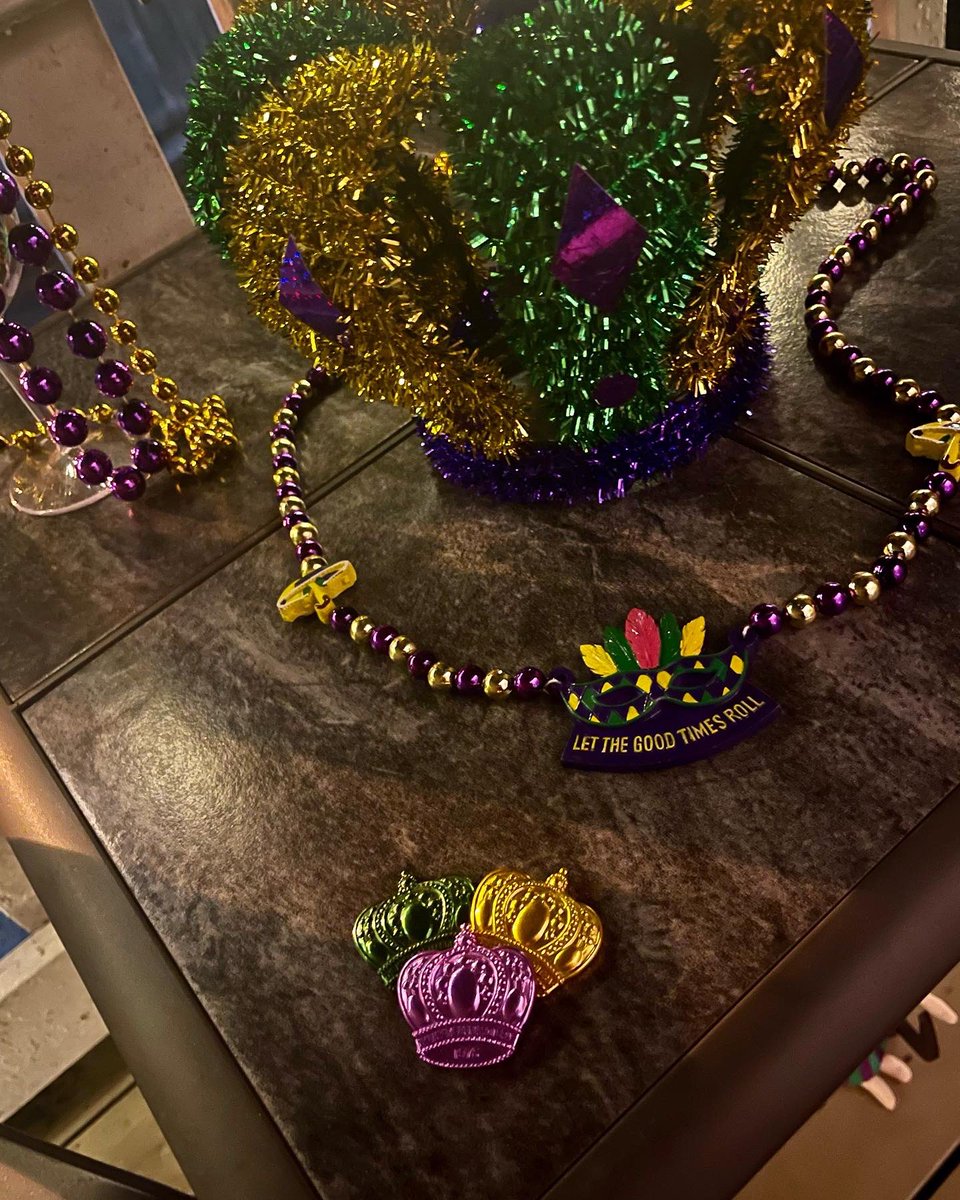 tctillman2003's tweet photo. Everywhere else it’s just a Friday. Here in New Orleans it’s Twelfth Night, and the start of the Mardi Grad Season! Got my little balcony all ready for the festivities. “Laissez les bons temps rouler!” 💜👑💚👑💛👑 https://t.co/ZEhxyAgpJb