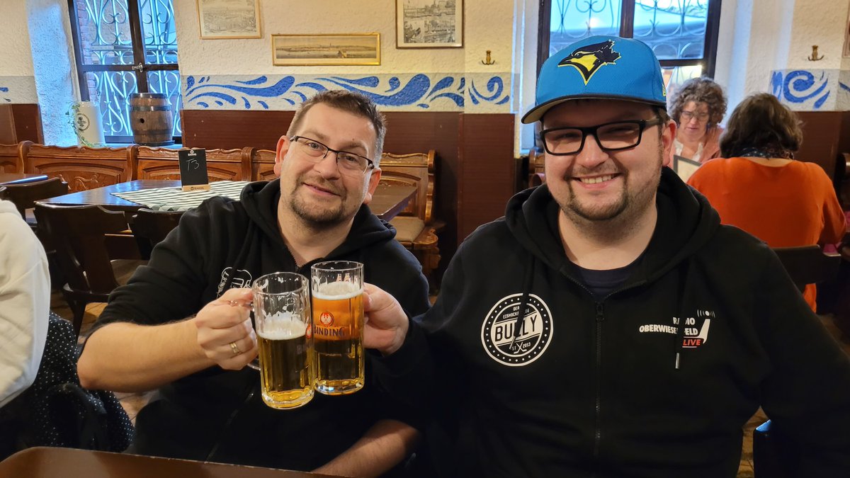 Puck ma's 🎙 (@puck_mas) on Twitter photo Ein herzliches Prost aus Frankfurt von unserem <a href="/sebi_obrwsnfld/">Sebastian Strasser</a> und dem <a href="/KrebsHel/">Helmut Krebs</a> vom @derbullyblog. 🍻 #miiinga #FRAvsRBM Ein herzliches Prost aus Frankfurt von unserem <a href="/sebi_obrwsnfld/">Sebastian Strasser</a> und dem <a href="/KrebsHel/">Helmut Krebs</a> vom @derbullyblog. 🍻 #miiinga #FRAvsRBM