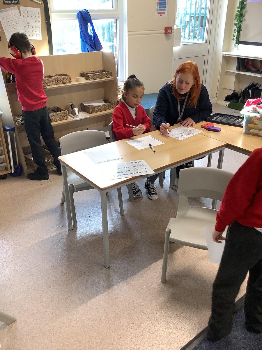 EastwayPrimary's tweet photo. Discovery Base setting their New Year Resolutions for the year. #settingtargets #listeningtofriends https://t.co/QiR7LW1RHe