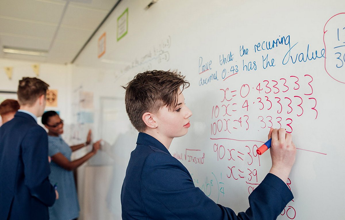 преподавание математики в вузах. преподаватель и студент. урок в вузе. математическое образование. сложные формулы на доске.