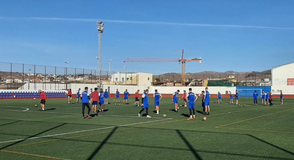 udsanfer's tweet photo. 👀 Sesión de entrenamiento en esta mañana de viernes. 

Mira puesta en el domingo, ¡pondremos rumbo a Tenerife! 💪🏼

#UDSanFernando | #ElAzulEstadeModa https://t.co/iftHKoNIug