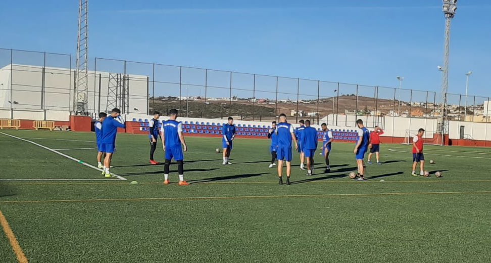 udsanfer's tweet photo. 👀 Sesión de entrenamiento en esta mañana de viernes. 

Mira puesta en el domingo, ¡pondremos rumbo a Tenerife! 💪🏼

#UDSanFernando | #ElAzulEstadeModa https://t.co/iftHKoNIug
