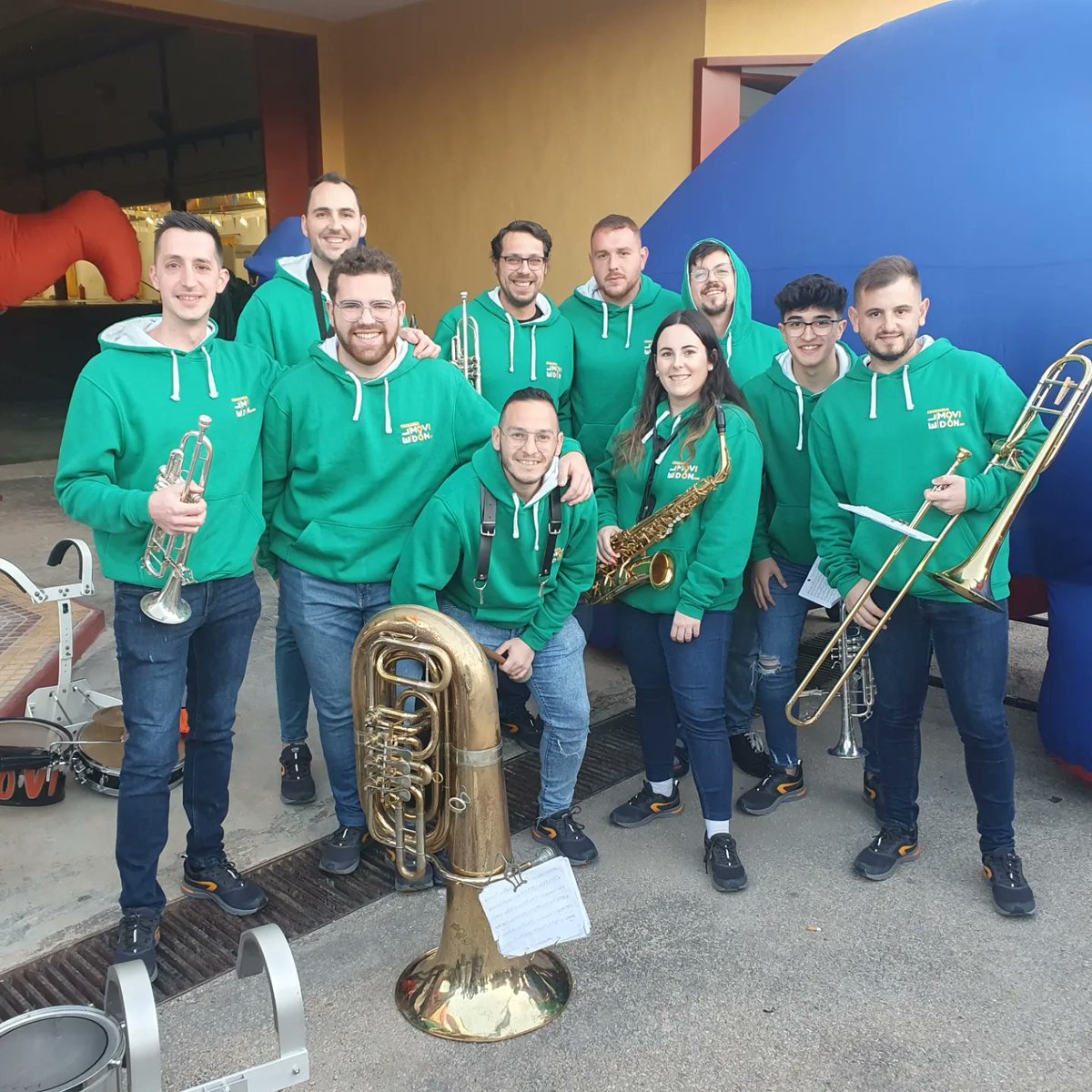 El_Movidon's tweet photo. Ayer estuvimos acompañando a los Reyes Magos de Oriente en nuestro pueblo! 
Nos lo pasamos genial poniendo música en nuestras calles y haciendo disfrutar a todo el mundo! 
#charangaelmovidon #charanga #music #party #reyesmagos #drum #bass #saxofon #manchareal #jaen https://t.co/jtWRp6IceY
