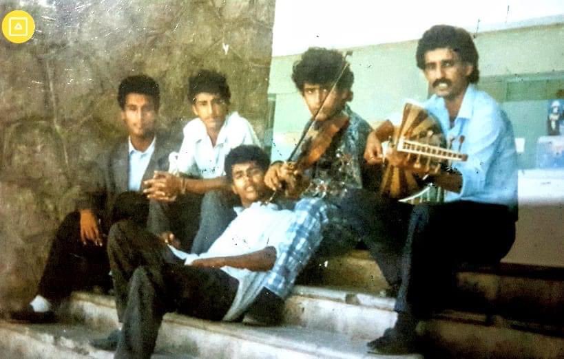 الصورة اثناء الدراسة في معهد الفنون الجميلة عدن عام 1989م
من اليمين :
1 الفنان المطرب عبدالله ابوحمدي اليافعي 
2 أخوكم عبود زين 
3 الفنان التشكيلي سامي الغريب 
4  الفنان عازف العود عبدالعزيز علي صالح 
5 الفنان الممثل المسرحي وائل عبدالله