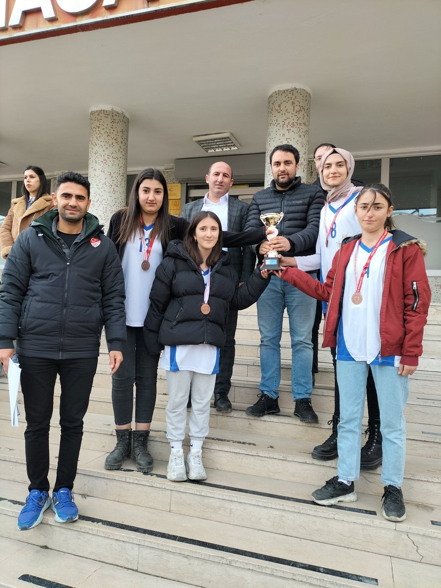 atmacahaal's tweet photo. "Liseler Arası Basketbol Turnuvası"nda okulumuza derece kazandıran kızlarımız,Müdürümüz @karaoglan_emin tarafından çeşitli hediyeler ve başarı belgesi ile ödüllendirildi.@akdagerd @recepafsin @Behzat198104 @hasan_kokrek @agrimem https://t.co/eqgJaqiRLc