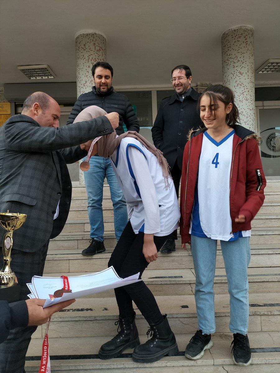 atmacahaal's tweet photo. "Liseler Arası Basketbol Turnuvası"nda okulumuza derece kazandıran kızlarımız,Müdürümüz @karaoglan_emin tarafından çeşitli hediyeler ve başarı belgesi ile ödüllendirildi.@akdagerd @recepafsin @Behzat198104 @hasan_kokrek @agrimem https://t.co/eqgJaqiRLc