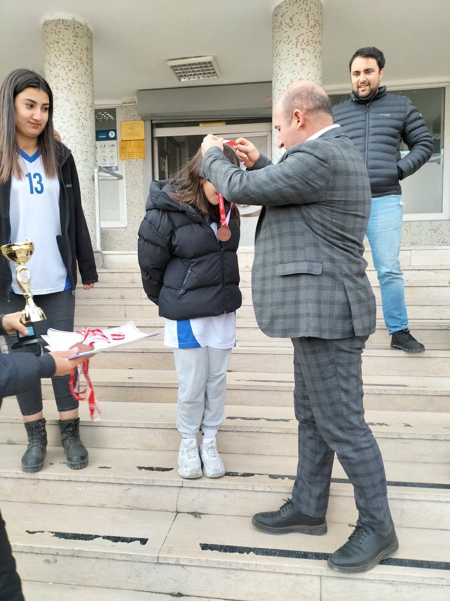atmacahaal's tweet photo. "Liseler Arası Basketbol Turnuvası"nda okulumuza derece kazandıran kızlarımız,Müdürümüz @karaoglan_emin tarafından çeşitli hediyeler ve başarı belgesi ile ödüllendirildi.@akdagerd @recepafsin @Behzat198104 @hasan_kokrek @agrimem https://t.co/eqgJaqiRLc
