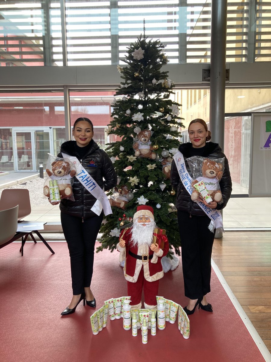 FSaint_Pierre's tweet photo. [ LE NOËL DES ENFANTS CONTINU 🎁 ]

Un immense MERCI aux #comitereinesdecoeur et à l'association #GFMode pour la remise d’un chèque de 850€ à la Fondation Saint-Pierre, ainsi que des peluches et des produits de beauté pour le Noël des enfants !
#osonspourlesenfants #générosité https://t.co/zGnIdgk43A