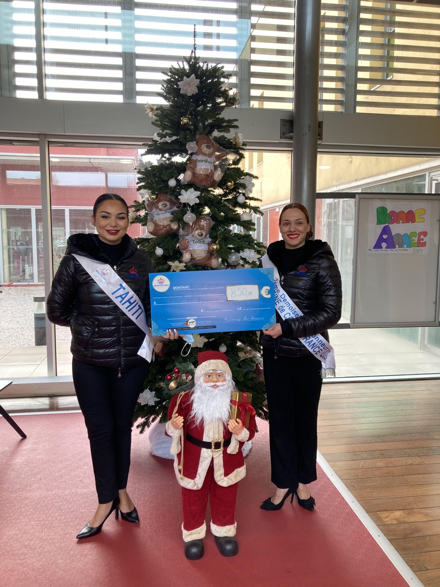 FSaint_Pierre's tweet photo. [ LE NOËL DES ENFANTS CONTINU 🎁 ]

Un immense MERCI aux #comitereinesdecoeur et à l'association #GFMode pour la remise d’un chèque de 850€ à la Fondation Saint-Pierre, ainsi que des peluches et des produits de beauté pour le Noël des enfants !
#osonspourlesenfants #générosité https://t.co/zGnIdgk43A