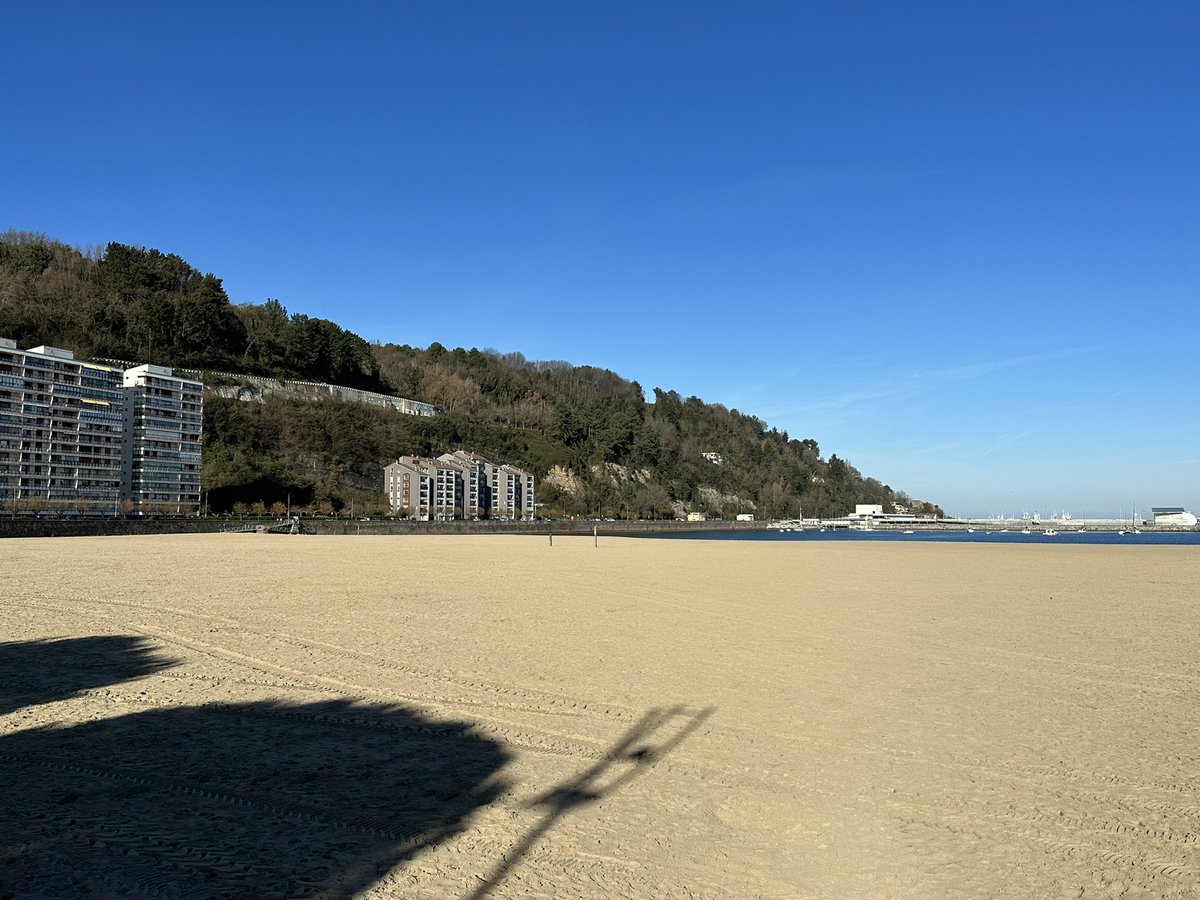 ElTiempoNavarra's tweet image. Contrastando con las #Nieblas y el ambiente frío y húmedo del centro y sur de #Navarra está la playa de #Hondarribia #Fuenterrabía #Gipuzkoa #Euskadi con el ambiente es soleado con +14°C
Viento en calma