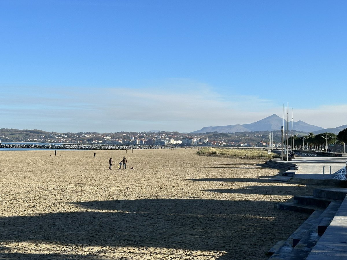 ElTiempoNavarra's tweet image. Contrastando con las #Nieblas y el ambiente frío y húmedo del centro y sur de #Navarra está la playa de #Hondarribia #Fuenterrabía #Gipuzkoa #Euskadi con el ambiente es soleado con +14°C
Viento en calma