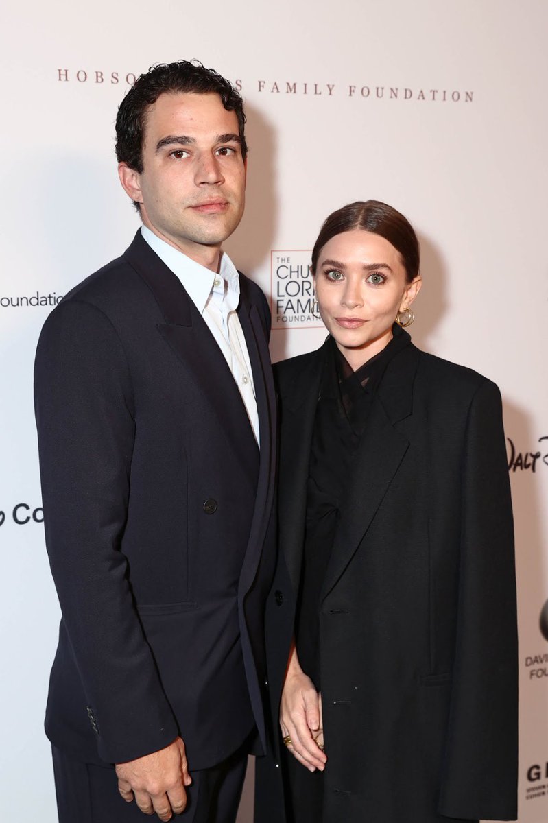 EdnaldoFonseca_'s tweet image. De acordo com o Page Six, #AshleyOlsen casou em cerimônia discreta no dia 28 de dezembro. A diretora criativa da The Row casou-se com o artista Louis Eisner em Los Angeles.

Ashley ficou mundialmente conhecida ainda criança atuando em “Três É Demais” com a irmã gêmea Mary-Kate.