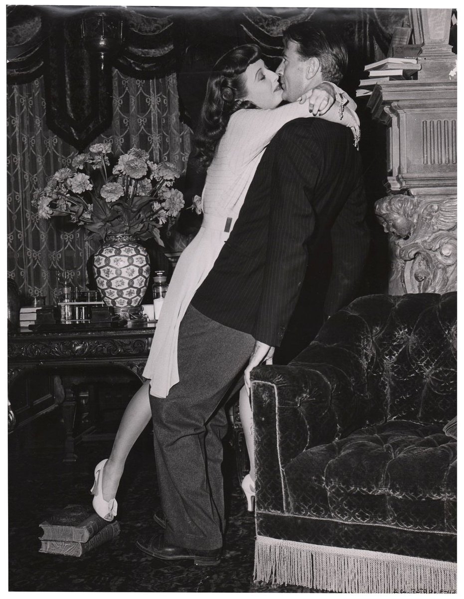 ❤️❤️❤️  Rare production shot picturing Barbara Stanwyck and Gary Cooper for Howard Hawks's BALL OF FIRE (1941) courtesy of <a href="/Posteritati/">Posteritati</a>! (posteritati.com/poster/49020/b…)

Now playing! ❤️❤️❤️  criterionchannel.com/ball-of-fire