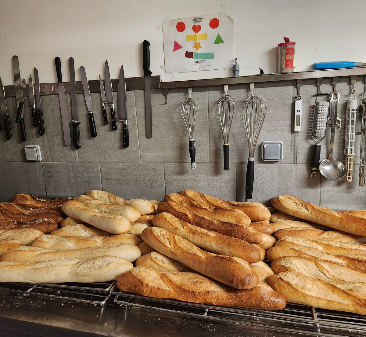 MarinaMesure's tweet image. 🔴Enquête parlementaire: Je me suis rendue aujourd&apos;hui dans les boulangeries de 6 communes des Bouches-du-Rhône. Parcourir les factures énergétiques et celles des matières premières. Partout un même constat alarmant et l&apos;urgence de bloquer les prix! #BoulangersEnColere #énergie