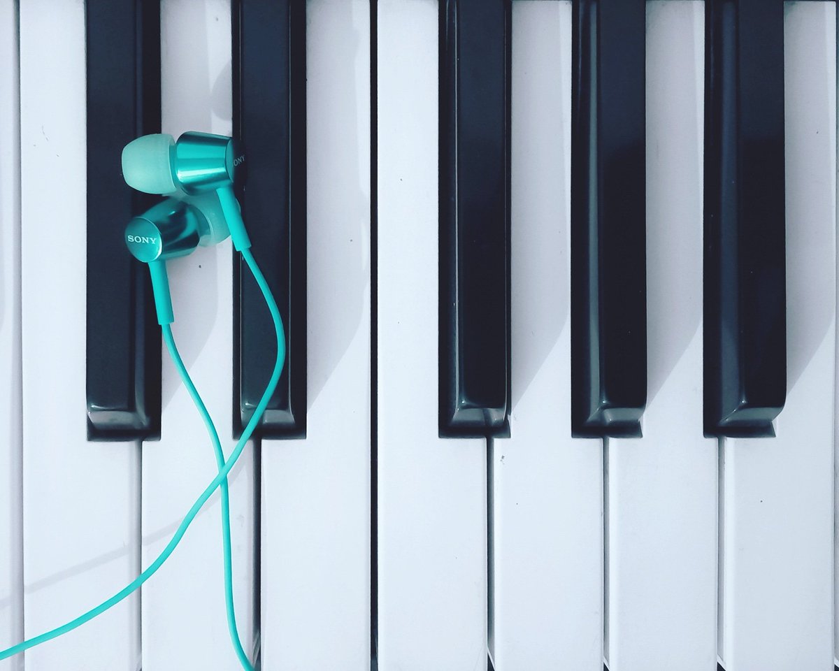 KritagyaKaushal's tweet photo. Two most common hobbies are coming across together.
#music #piano #musiclover #musicphotography #lightroomedits #pianoplayer #sony #sonymdr https://t.co/XtlXEqbbSI