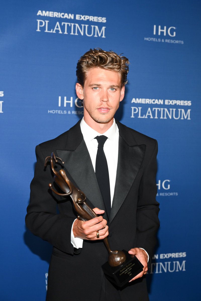Ferragamo's tweet photo. FOR HIS PERFORMANCE IN @ElvisMovie,
ACTOR @austinbutler WON THE BREAKTHROUGH PERFORMANCE AWARD AT THE PALM SPRINGS INTERNATIONAL FILM FESTIVAL, WEARING A SUIT FROM THE #FERRAGAMOSS23 COLLECTION BY #MAXIMILIANDAVIS.
#PSIFF23
STYLED BY SANDRA AMADOR
#INFERRAGAMO https://t.co/R8FI9xQ8Mf