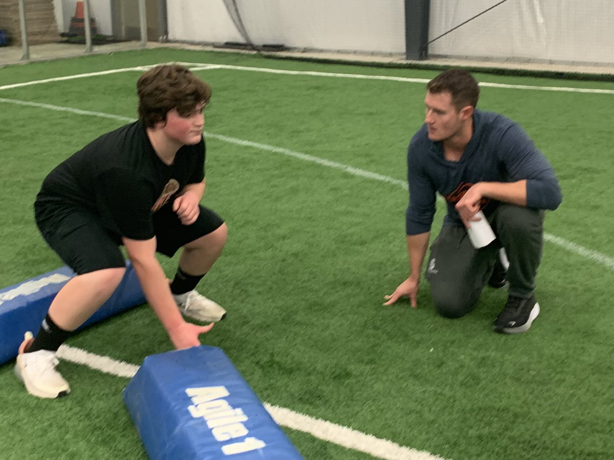 JerseyGridScout's tweet image. Super Bowl Champion @J_7TRE_E 🏆 @Saints INVESTING his time with our Youth Academy Coaching up the OL with VOLUNTEER  @SHSrenegadesFB OL Coach  @Coach_Hawk64 

#PayItForward 🏆
#InfluenceOthers 🎯
#KnockEmBack 💪🏼
#OLWorks 💯

@cbeducator 
@SHSRenegades