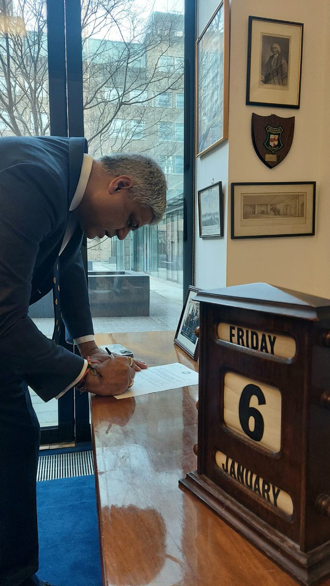 ManishTiwariUK's tweet photo. The Freedom of the City of London is an ancient tradition. It has been granted to distinguished dignitaries like Prime Minister’s Mr. Churchill, Mrs. Thatcher, and Mr. Nehru, and modern legends such as Harry Kane. Grateful to be a part of this glorious tradition.@citylordmayor https://t.co/cYeyHIKiJR