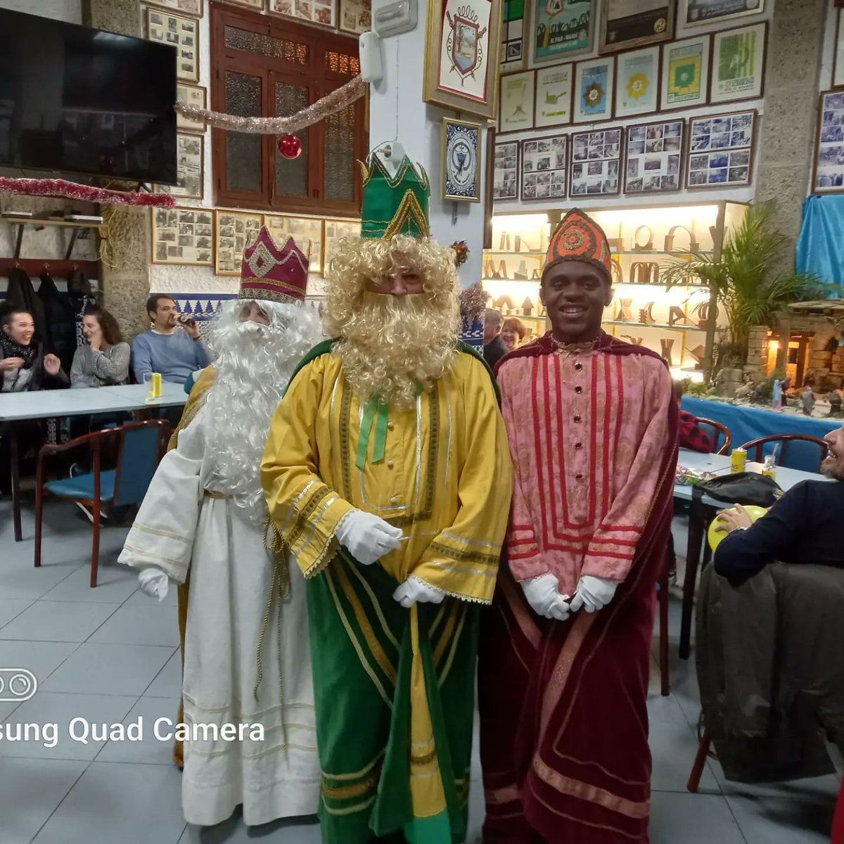 pelpalustre's tweet photo. ¡Feliz día de Reyes!
Nos visitaron sus majestades los Reyes Magos el martes durante la fiesta infantil
Y fueron los encargados de repartir los premios a todos los pequeñines que participaron en el concurso de dibujo. Y también repartieron regalos para todos y chuches. https://t.co/351jFSGbvy