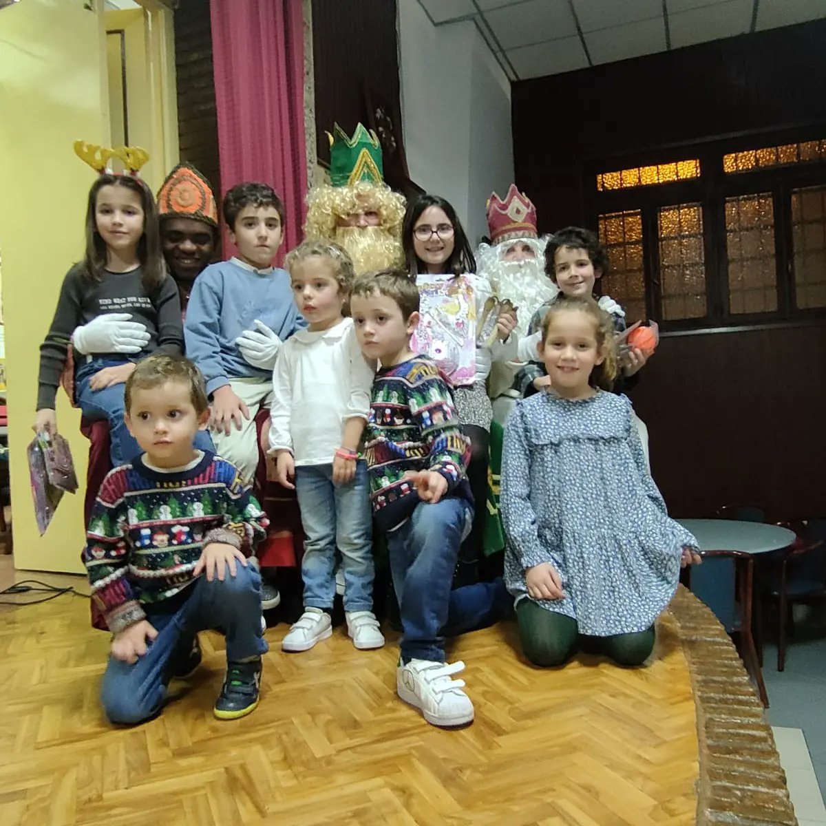 pelpalustre's tweet photo. ¡Feliz día de Reyes!
Nos visitaron sus majestades los Reyes Magos el martes durante la fiesta infantil
Y fueron los encargados de repartir los premios a todos los pequeñines que participaron en el concurso de dibujo. Y también repartieron regalos para todos y chuches. https://t.co/351jFSGbvy