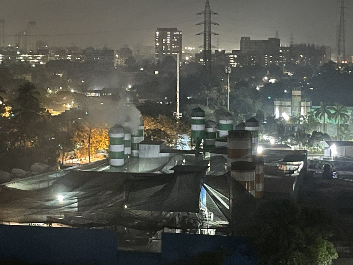 virajjs's tweet photo. Night working of RMC plants #RMCplantsGovandi 
24x7 Operating Pollution : 
With AQI already at 342 now 
@SraboniChaudhu3 @mpcb_official @CPCB_OFFICIAL @ActNow_Mumbai  @MumbaiCF https://t.co/iJikKCBVbS