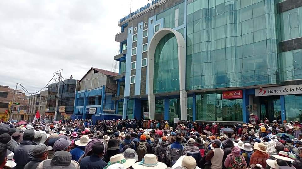 VirgiDArbulu's tweet photo. #Ilave  
Aymaras acuerdan viajar a Lima para exigir la renuncia de Dina Boluarte y el cierre del Congreso.
Dicen, dicen que llegarán 30 mil personas a la capital. 
¿Qué espera @DinaErcilia para cerrar la frontera con Bolivia? https://t.co/M7gF5HRAMN