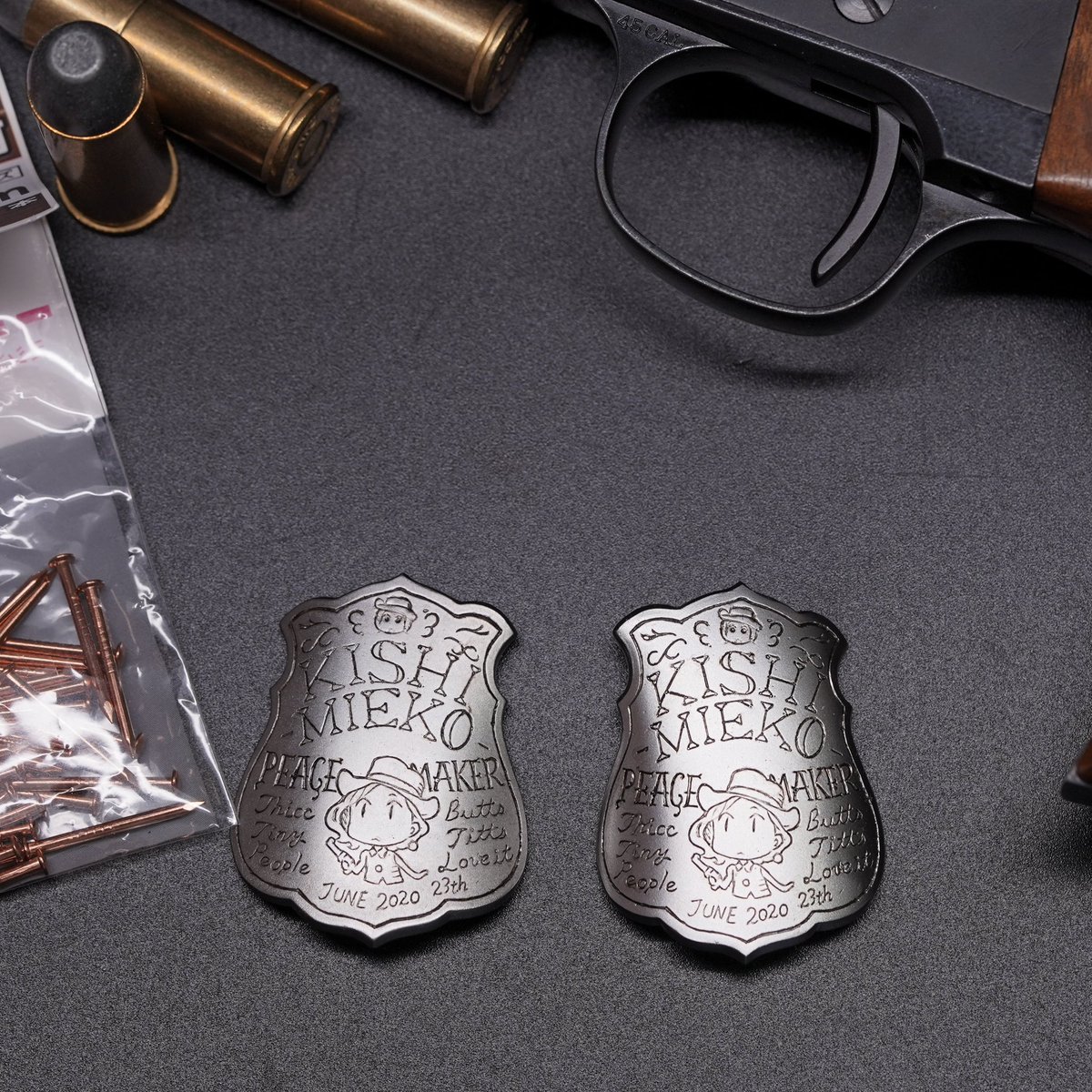 SPECIAL GRIP CHIEF MEDALLION  in both sides. 