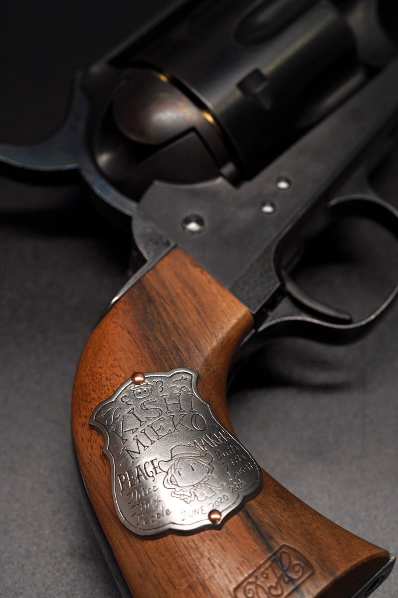 SPECIAL GRIP CHIEF MEDALLION  in both sides. 