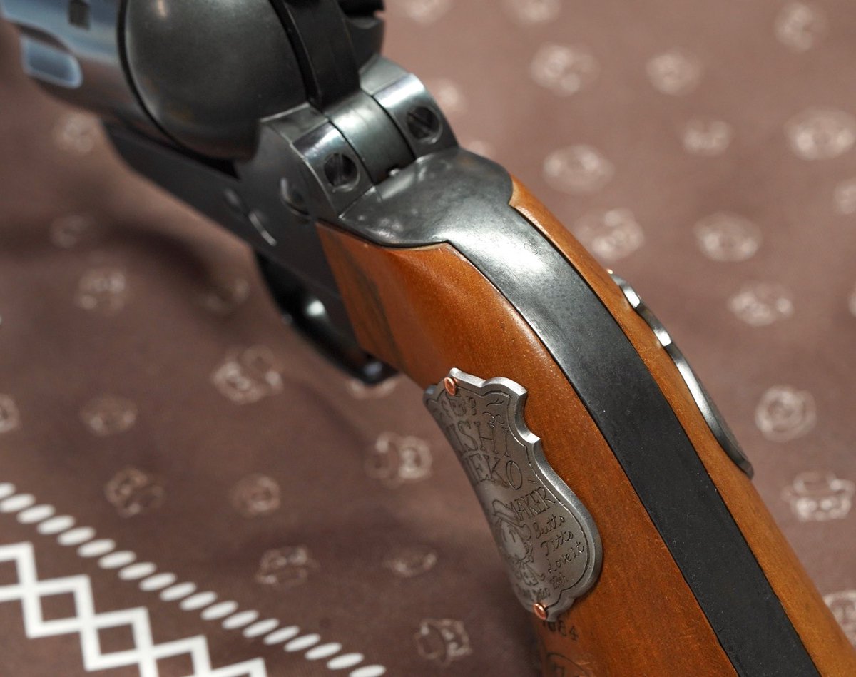 SPECIAL GRIP CHIEF MEDALLION  in both sides. 