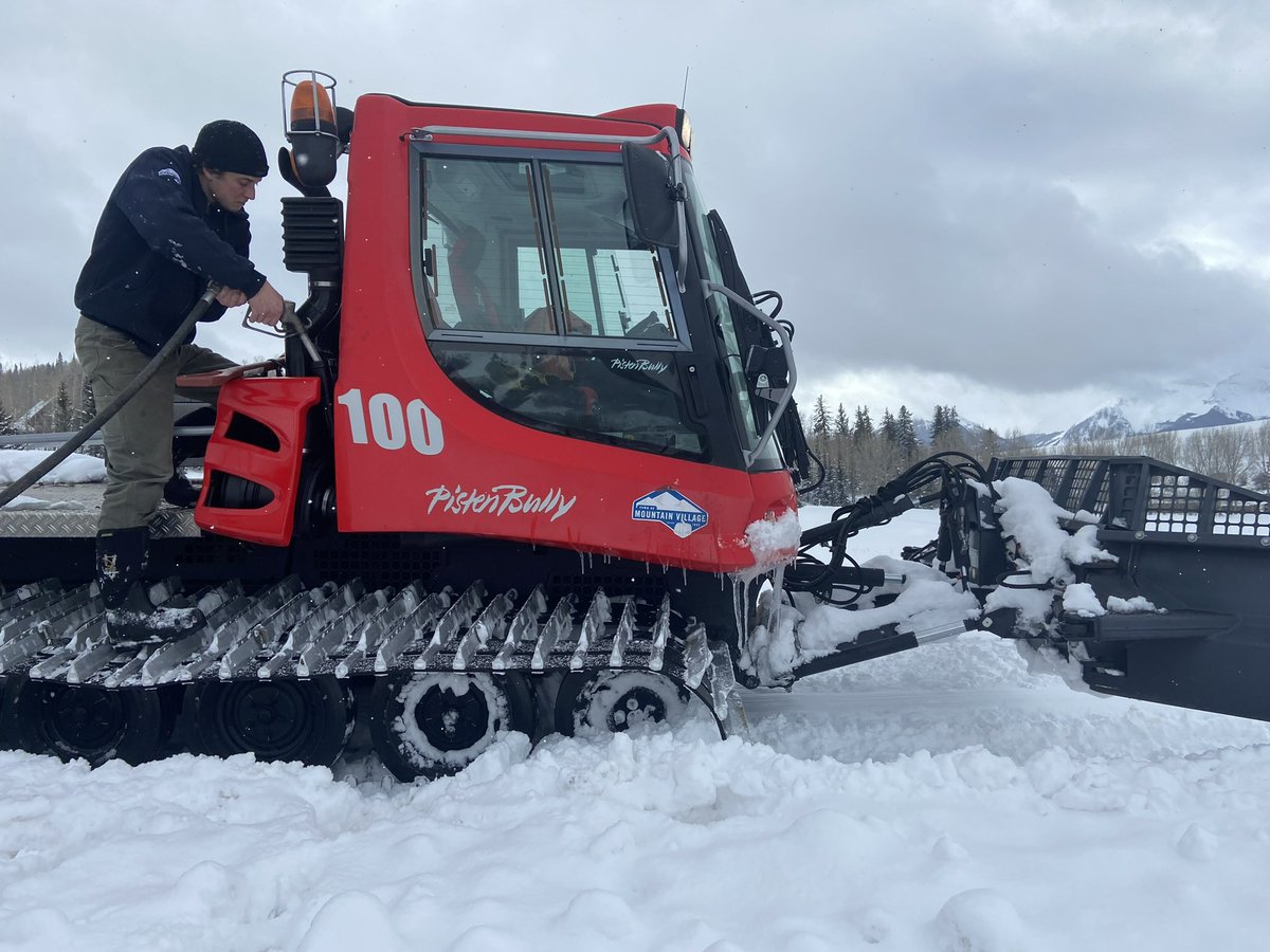 MVGroomer's tweet photo. Crews are working hard to keep up with new snow. Grooming is in progress. https://t.co/AXHxLEGky8