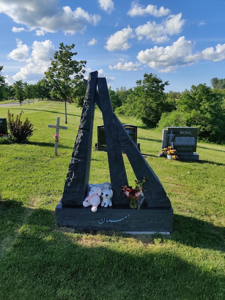 مزار ری‌را و پریسا، «زمستان ابدی»، بسیار سنگ‌نبشت‌ دارد. یکی پارتیتوری  حک‌شده بر سنگ. تاریخی اما حک نشده؛ نه تولدی، نه مرگی؛ در ابدیتی منجمد  فروافتاده‌اند بر هم. تنها تاریخ مزار: زمستان. 
سپاسگزارم از <a href="/esmaeilion/">Hamed Esmaeilion</a>  که این کار سترگ را به من سپرد.
#دادخواهی 
#زن_زندگی_آزادی