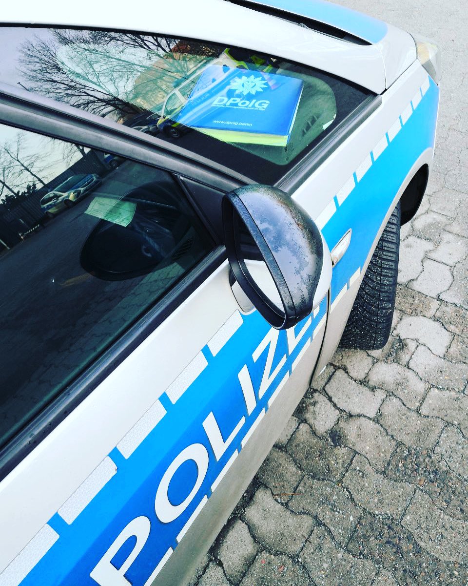 DPolGBerlin's tweet photo. Heute #entdeckt! Die #DPolG Berlin wünscht ein schönes Wochenende - jaaaa, es ist schon wieder #Wochenende!
Alle Kolleginnen und Kollegen im Dienst: passt auf euch auf und kommt gesund nach Hause. #Polizeifamilie https://t.co/ahDk742qoi