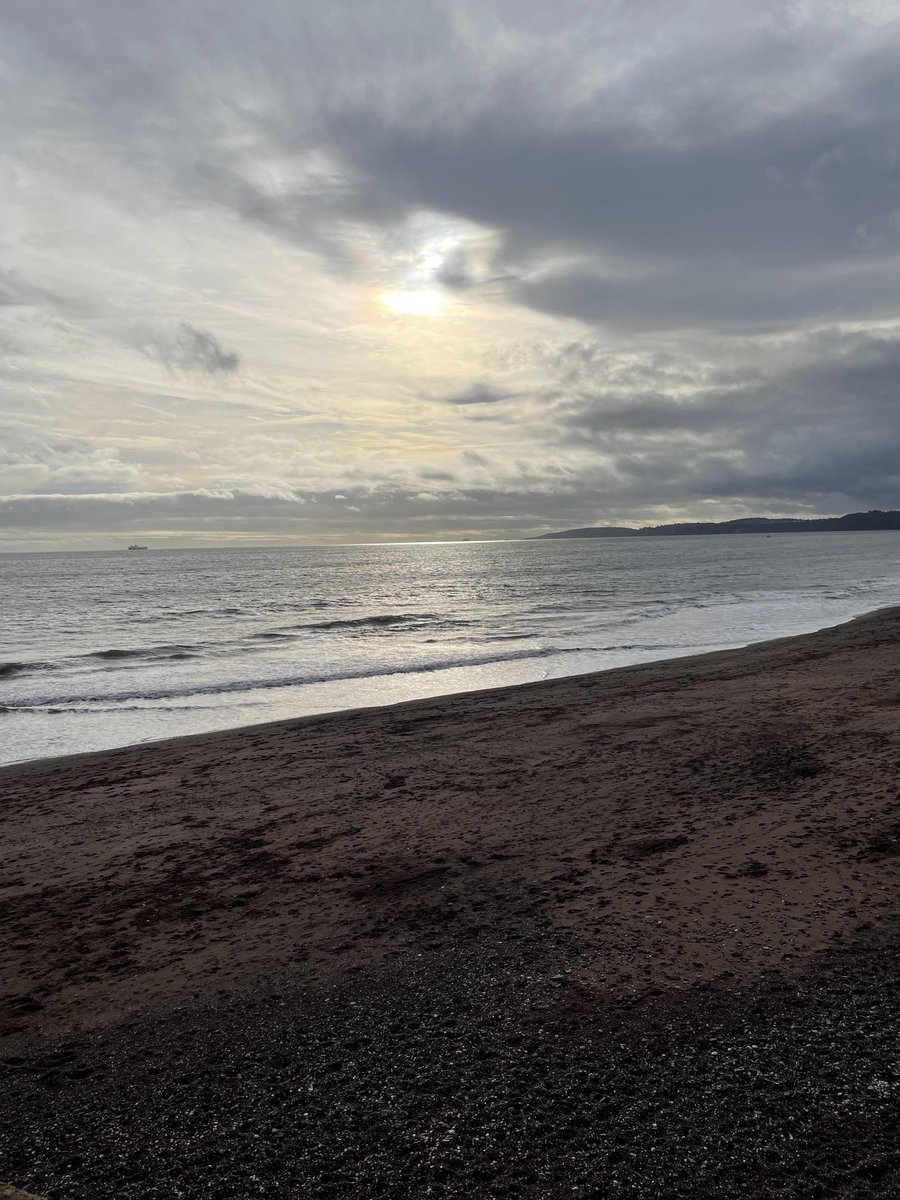 David__Hanson's tweet photo. #Teignmouth #Eastcliff Beach today around lunch time. https://t.co/IKzUVmNPhS