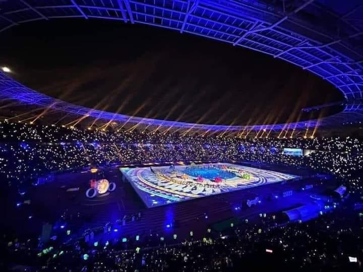 مع كل هذا الابداع والألق لابد ان نشعر بالعز والفخر ببلادنا. 

دعونا نفرح بالمنجز ، دعونا نرفع أسم #العراق عالياً ، اجعلوها ليلة عراقية - خليجية خالصة. 

حذارِ ثم حذار ِ من الطعن تحت أي مسمى و في أي عنوان ولأي سباب كان ... هل وصلت الرسالة ؟
#خليجي_25_بصراوي 
#خليجي_25